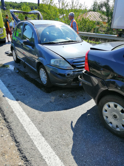 Accident în lanț pe DN 72. Au fost implicate trei autoturisme și un TIR