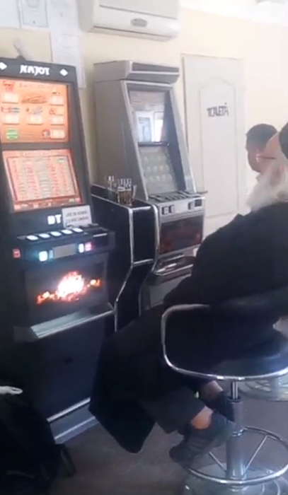 Preotul a fost filmat în interiorul unui bar, la păcănele
