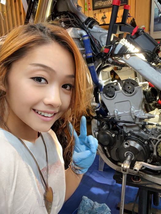 Șocant! O sexy-motociclistă din Japonia, cu mii de urmăritori, s-a dovedit a fi un bărbat de 50 de ani. FOTO