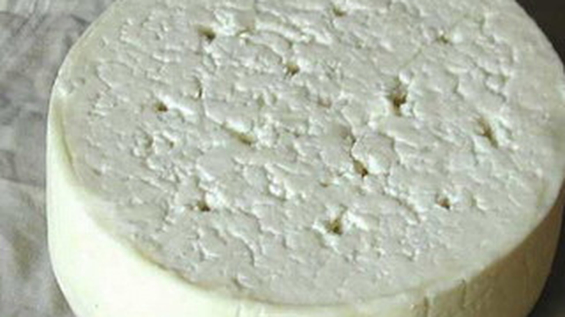 VIDEO Mananci branza de oaie, de vaca si citesti atent eticheta? Afla ca esti mintit si consumi grasime de balena!