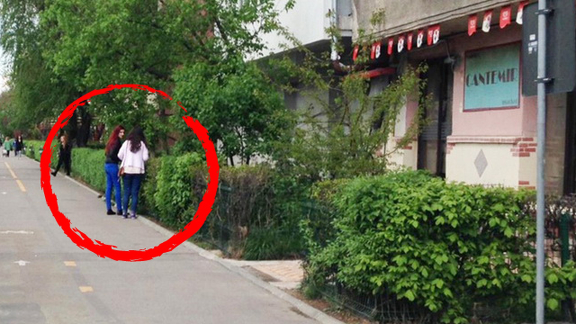 Mareste fotografia. Ce apare in dreapta acestor tinere, in plin centrul Bucurestiului
