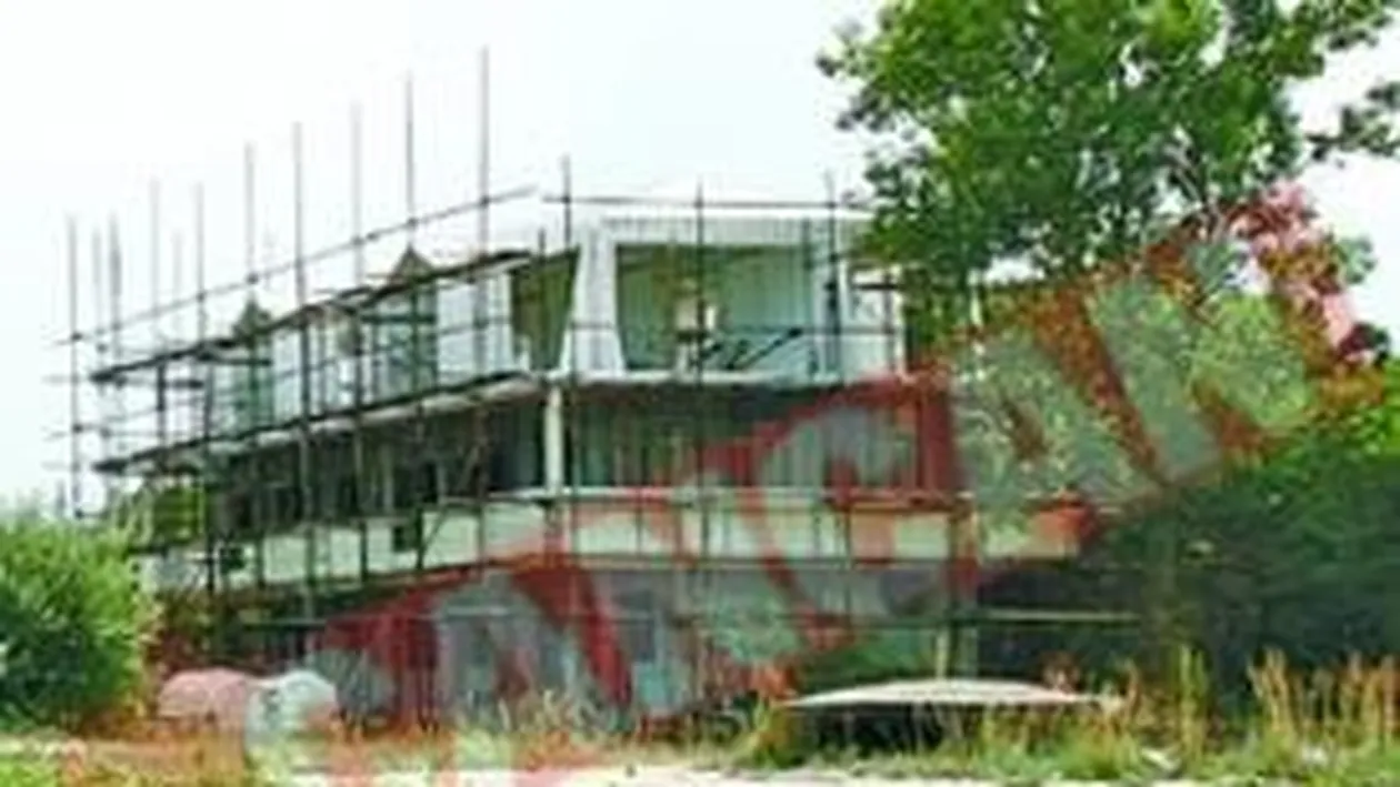 Stolo, ce casa ti-ai tras pe plaja!