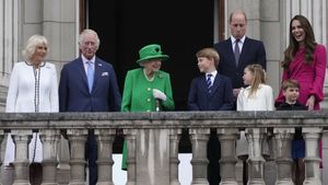 Ce face Familia Regală cu hainele vechi și alte lucruri de care nu mai au nevoie. Regina Elisabeta proceda fix ca bunicile noastre!
