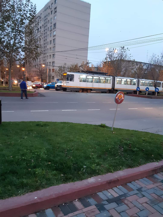Accident în București între un tramvai și o dubă. În urma impactului violent, doi oameni au ajuns la spital