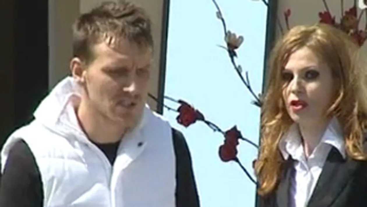 VIDEO Mitea a innebunit cand a vazut cum niste straini i-au intrat in casa, i-au aruncat plasma de la balcon si au dat foc canapelei de 3.000 de euro!