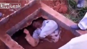 O femeie a tras o sperietura sora cu moartea! Ce a vazut iesind dintr-un mormant in timp ce mergea la cimitir