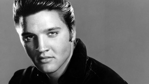 La aproape 40 de ani de la decesul său, ELVIS PRESLEY se întoarce. Cum a apărut cântăreţul într-o locuinţă din Anglia! 