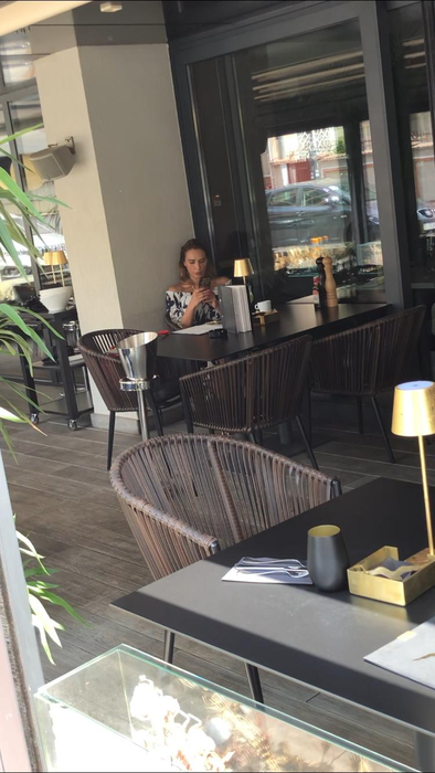 Iulia Vântur, singură la o cafea în ”Floreasca”. A venit acum o lună în România