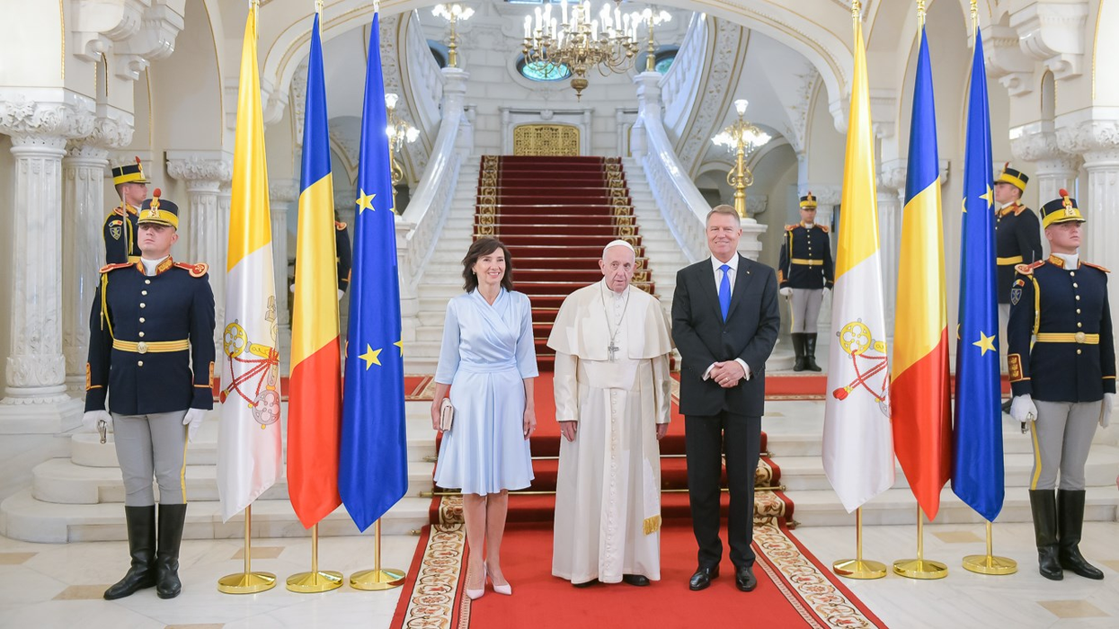 Nu o recunoști! Cum arăta Carmen Iohannis în tinereţe! În copilărie, Prima Doamnă a luat lecții de balet și de pian