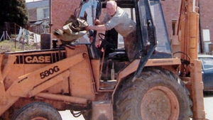 Condus pe ultimul drum cu excavatorul