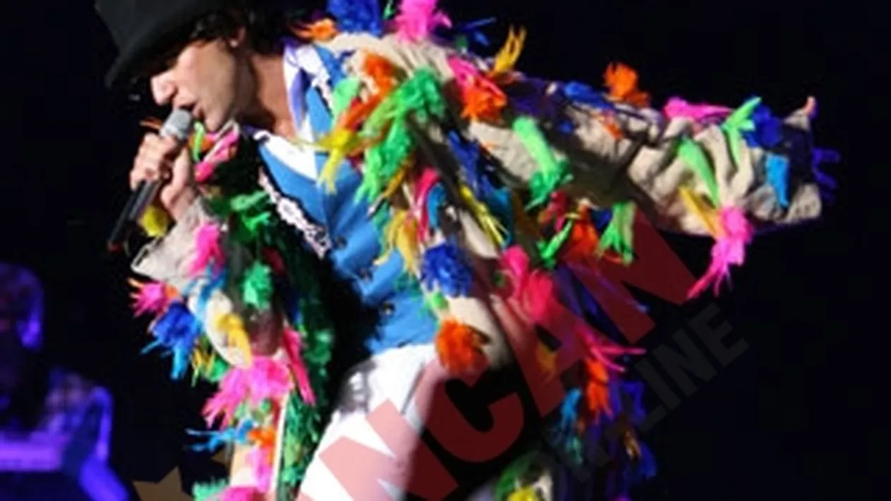 Mika a tinut un concert incendiar aseara, pe plaja din Mamaia