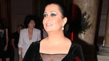 Dupa trei saptamani de la nastere, Monica Anghel, fortata sa revina la munca