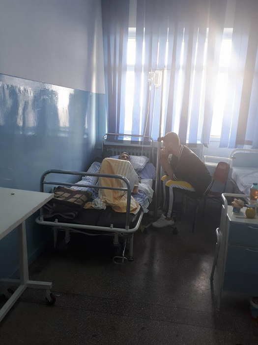 Karym, surprins lângă tatăl său în spital, cu o zi înainte să moară. Imaginea este cutremurătoare