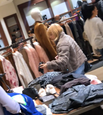 Însărcinată pentru a doua oară, Simona Gherghe se menține în formă la mall