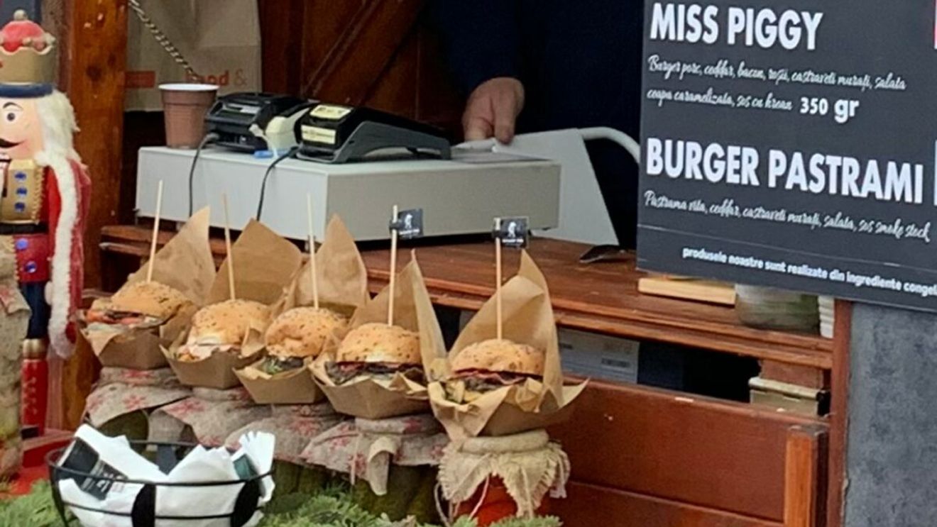 Cât costă un burger cu cartofi prăjiți în Târgul de Crăciun din Piața Constituției din București