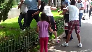 Politia in actiune! Uite cum incearca doi agenti sa aplaneze un conflict si cum zbiara un rrom ca e omorat in bataie desi nimeni nu ii face nimic! VIDEO BESTIAL