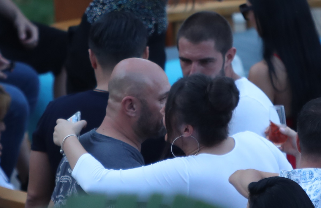 Cei trei burlaci celebri, în club. Scărlătescu este salutat de o tânără