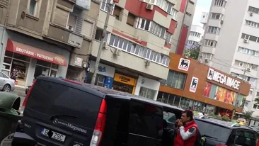 Mananca pe fuga, se joaca cu copilul pe fuga si-apoi il si cearta in fuga! Cum se poarta Mihai Margineanu cu baietelul lui!