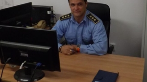 Ofițerul care s-a pozat gol-pușcă în incinta Penitenciarului Vaslui a fost numit director adjunct al închisorii!