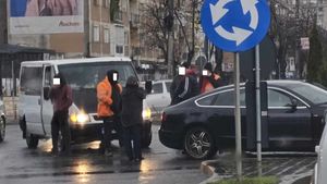 Interzis în sensul giratoriu! Șofer amendat cu peste 3.000 de lei și permis suspendat