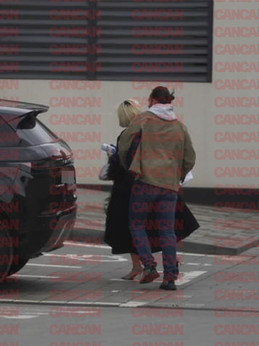 Blonda și șoferul au ajuns la locuința influenceriței / (Sursa: CANCAN.RO)