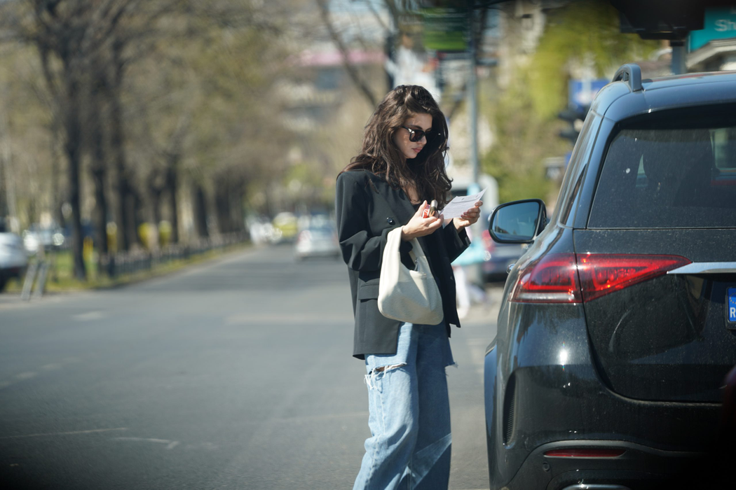 Cristina Ich a luat fluturașul de pe parbriz, imediat ce a ajuns în Dorobanți (Foto: CANCAN.RO)