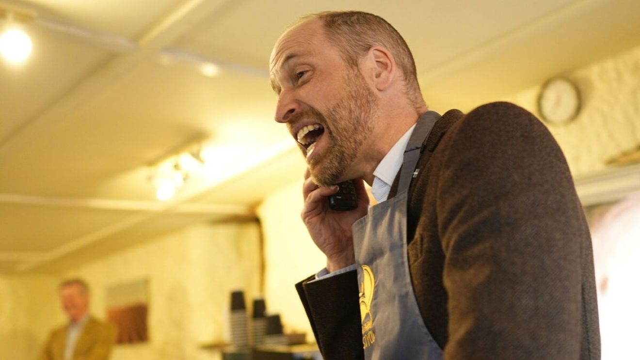 Gafă amuzantă a Prințului William în timpul unei vizite la o brutărie. Cum a numit-o, din greșeală, pe o clientă