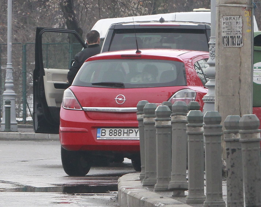 Laura Teodoru se împarte cu brio între cei doi milionari din viaţa ei: actualul iubit - celebrul Stelu ANRP şi fostul partener şi tată al fiicei ei - Adrian Ispravnic.