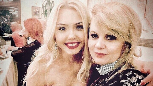Mătuşa Denisei Manelista nu-şi poate reveni după ce şi-a pierdut nepoata: "Urlu cât mă ţin puterile..."