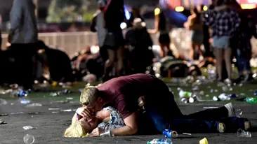 Povestea emoţionantă din spatele imaginii-simbol a atacului din Vegas! Ce s-a întâmplat cu cei doi tineri