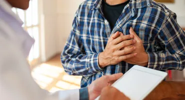 Badantă româncă, condamnată la 3 ani de închisoare după ce a încercat să-i fure averea milionarului de care avea grijă