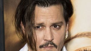 O româncă sexy rău a ”atentat” la JOHNNY DEPP! I-a cerut să facă o poză şi l-a pipăit peste tot!