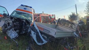 Accident grav la Satu Mare! O ambulanță și o autoutilitară s-au ciocnit violent. După impact, unul dintre șoferi a ars de viu