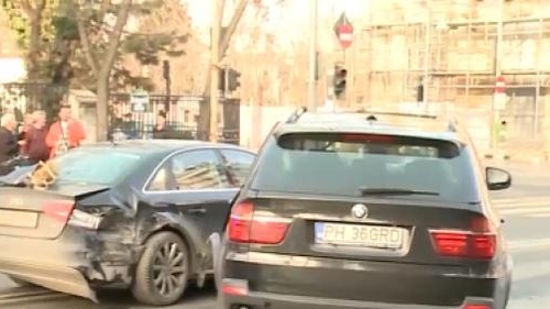 Accident grav în centrul Capitalei. Şoferul vinovat era sub influenţa unor substanţe şi a devenit violent