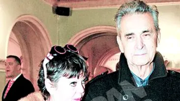 Nu mai poate sa urce singur scarile! Iurie Darie este ajutat sa mearga de sotia lui, Anca Pandrea