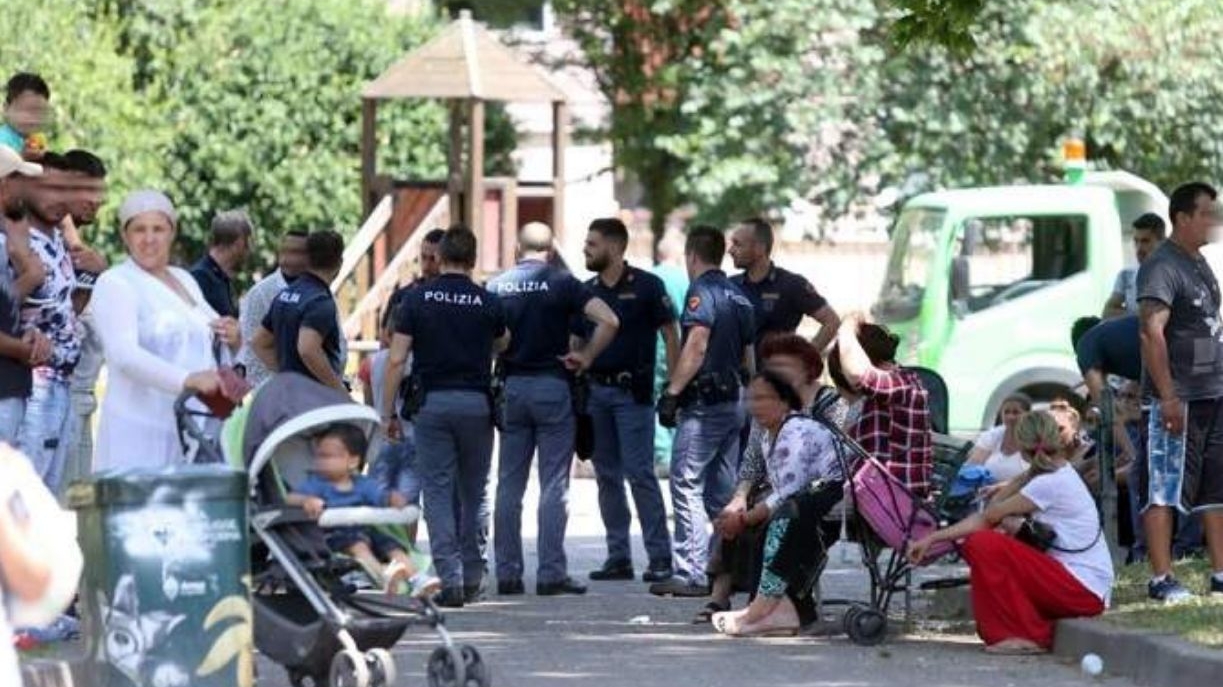 Un român din Italia a încercat să intre cu mașina în 200 de oameni aflați într-un parc!