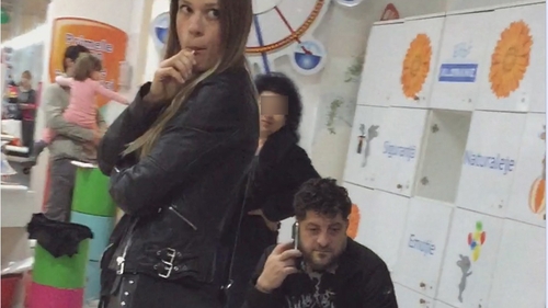 Tavi Colen & iubita mai tânără + băieţelul cântăreţului au ”topit” trei acadele!