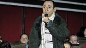 Trupul lui Nae Lăzărescu a fost depus la Teatrul Constantin Tănase. Zeci de colegi au venit să-i aprindă o lumânare actorului