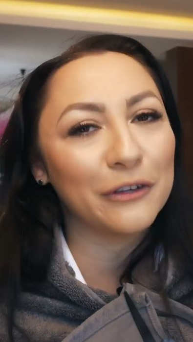 Andra, în ipostaze nemaivăzute până acum! S-a filmat în timp ce se vopsește singură acasă. Ce s-a întâmplat după ce și-a aplicat vopseaua pe păr