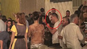 Ionut Iftimoaie, de la K1 la ping-pong cu femei in club. Uite cum s-au agatat blondele si brunetele de luptator