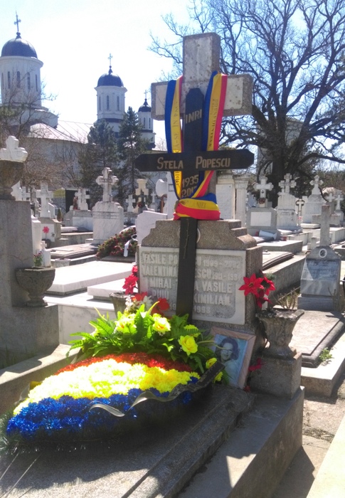 La mormântul Stelei Popescu este o coroană de flori, împreună cu steagul țării noastre, venite chiar de la președintele României, Klaus Iohannis
