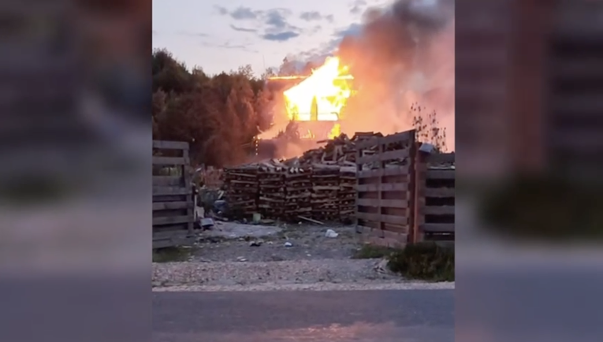 BREAKING | Incendiu devastator în Râșnov! Focul s-a extins la clădirea pensiunii Maggie’s Ranch