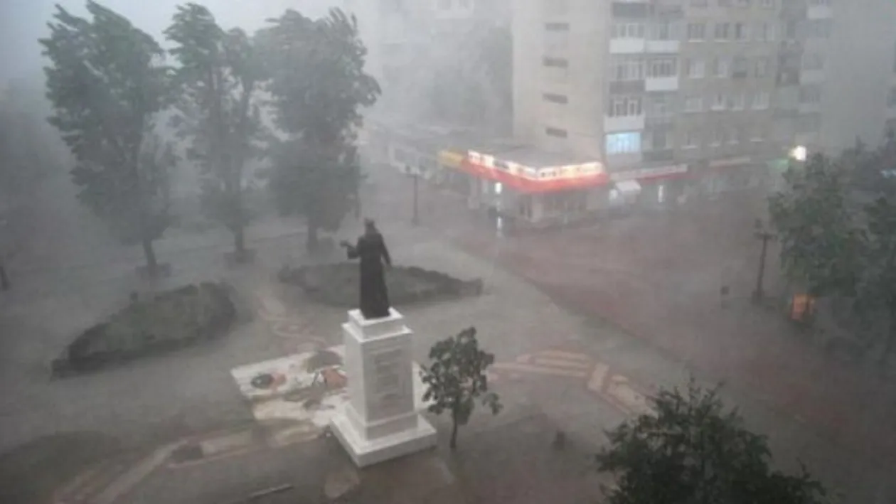 Vantul a facut RAVAGII in Bucuresti! Un sofer a trait clipe de GROAZA cand si-a vazut masina in parcare