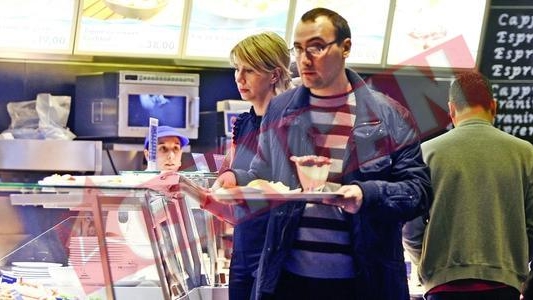 Raluca Turcan, la fast-food cu sotul
