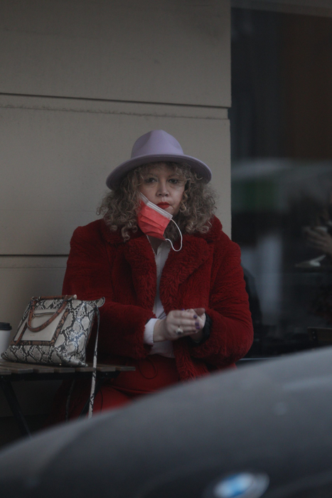 Oana Lis, apariție greu de ignorat la cafenea
