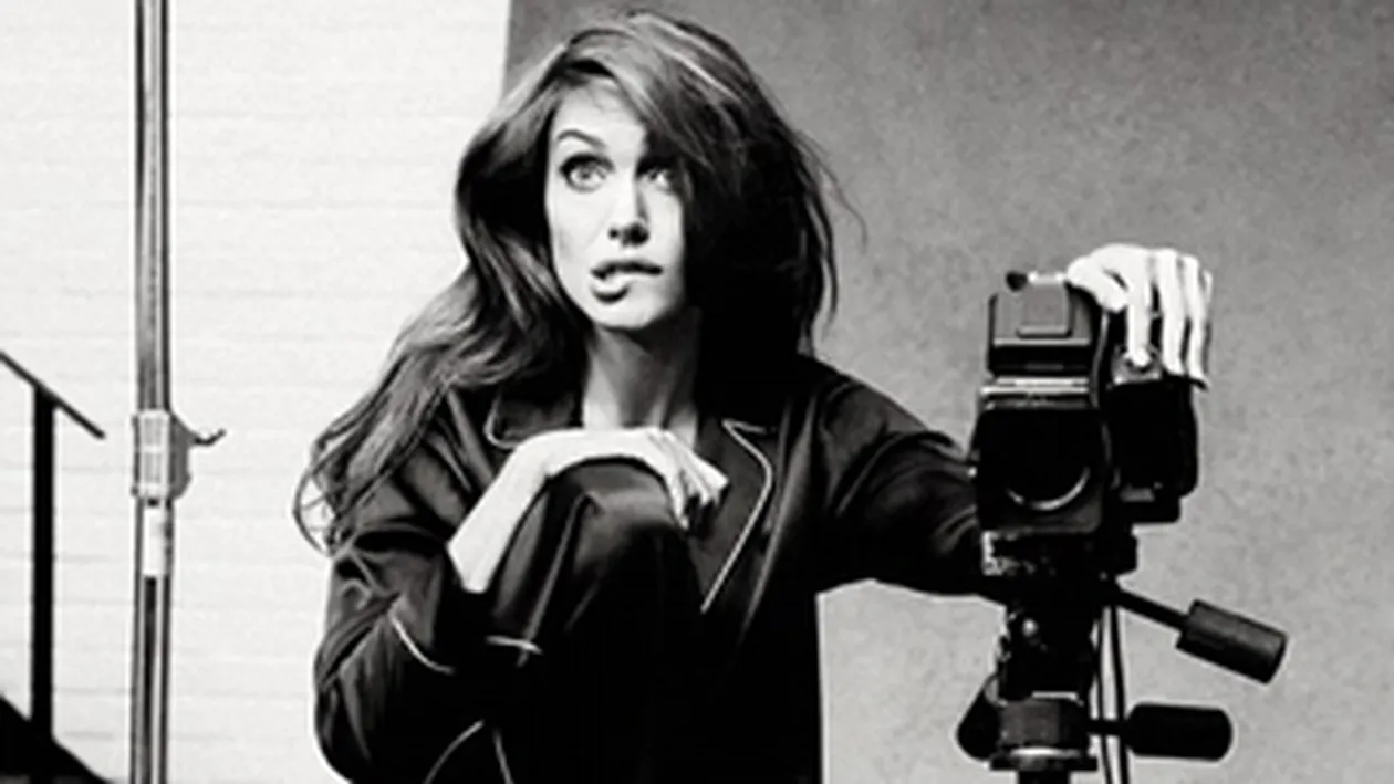 O recunosti pe aceasta bruneta? Este una dintre cele mai celebre femei din lume!