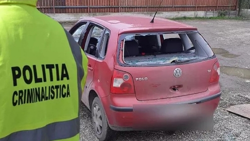 Dragoste cu năbădăi pentru doi ieșeni. O tânără a cerut ajutorul Poliției, după ce fostul iubit i-a făcut praf mașina cu un ciocan