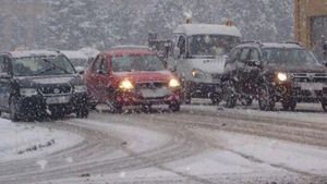 Iarna s-a intors în toată ţara! Zeci de şcoli sunt inchise, iar circulaţia este paralizată pe mai multe drumuri