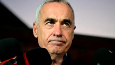 VIDEO Reacția lui Călin Georgescu atunci când susținătorii săi au început să spună Tatăl Nostru pe holurile Tribunalului