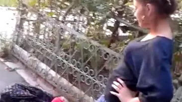 Romania salbatica! O eleva a fost batuta, scuipata si umilita in ultimul hal de catre o colega de scoala! A pus-o in genunchi si a fortat-o sa ii pupe piciorele!